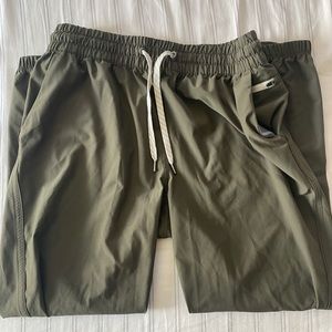 Vuori Joggers. Army green. Size medium